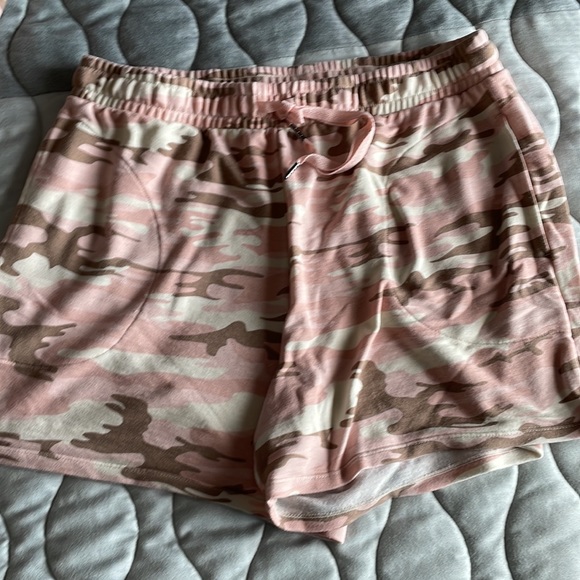Womens Pink Camo Pajamas Size M with Shorts and Hoodie - Picture 2 of 4